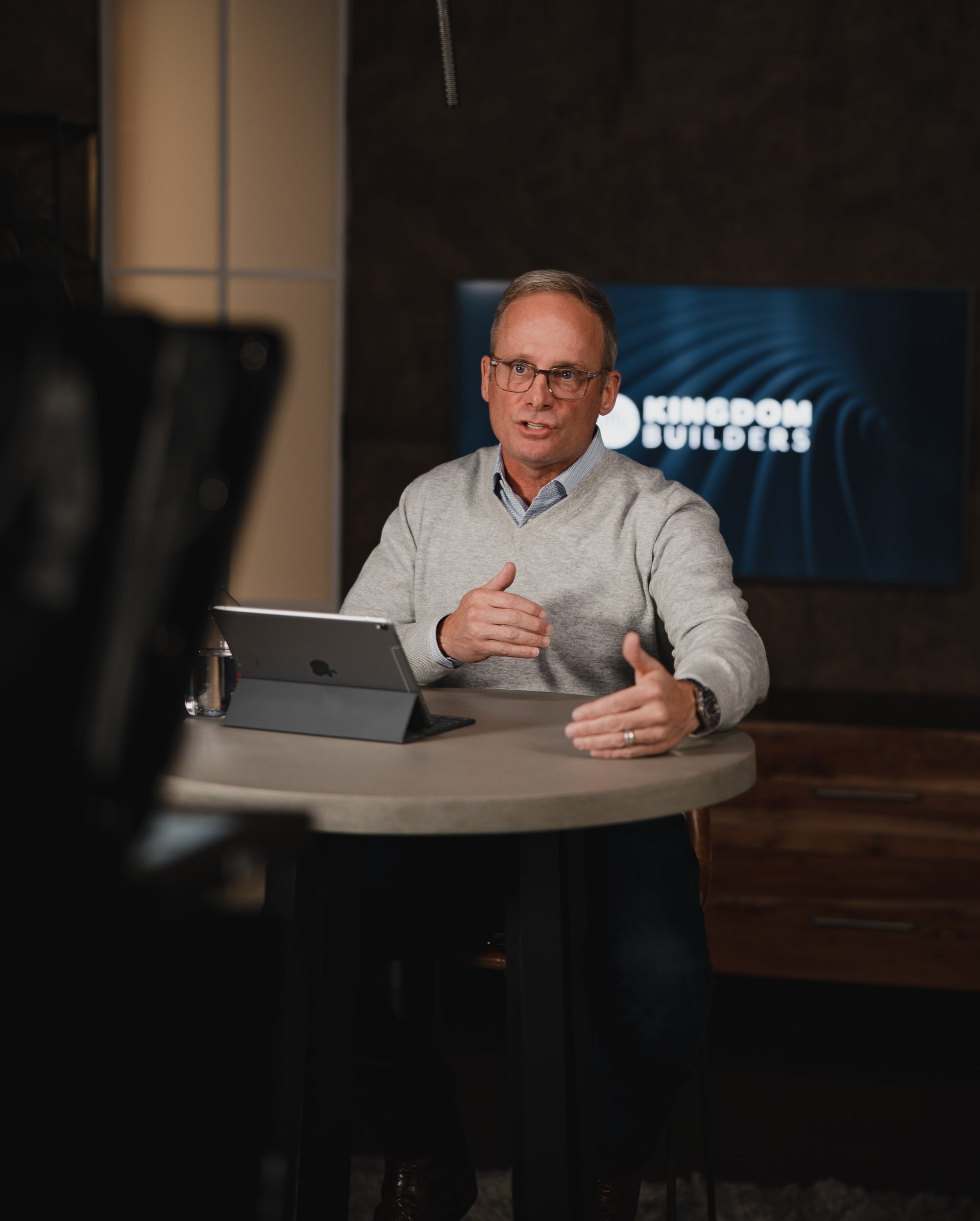 THE PASTOR SETS THE VISION